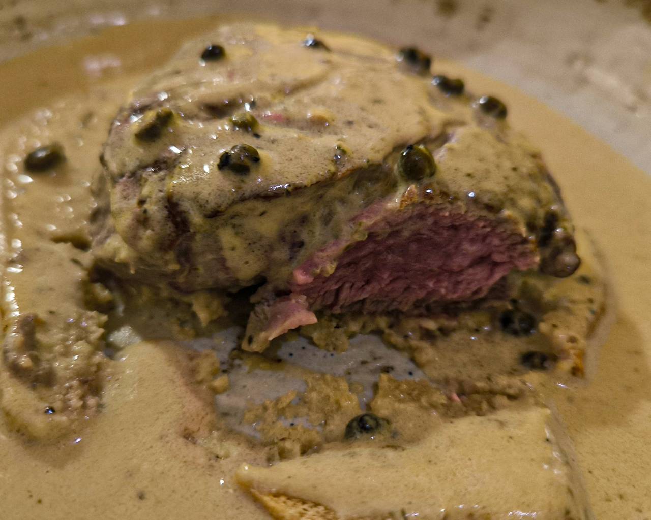 Filetto Al Pepe Verde "Antica Via" su Crosta di Pane