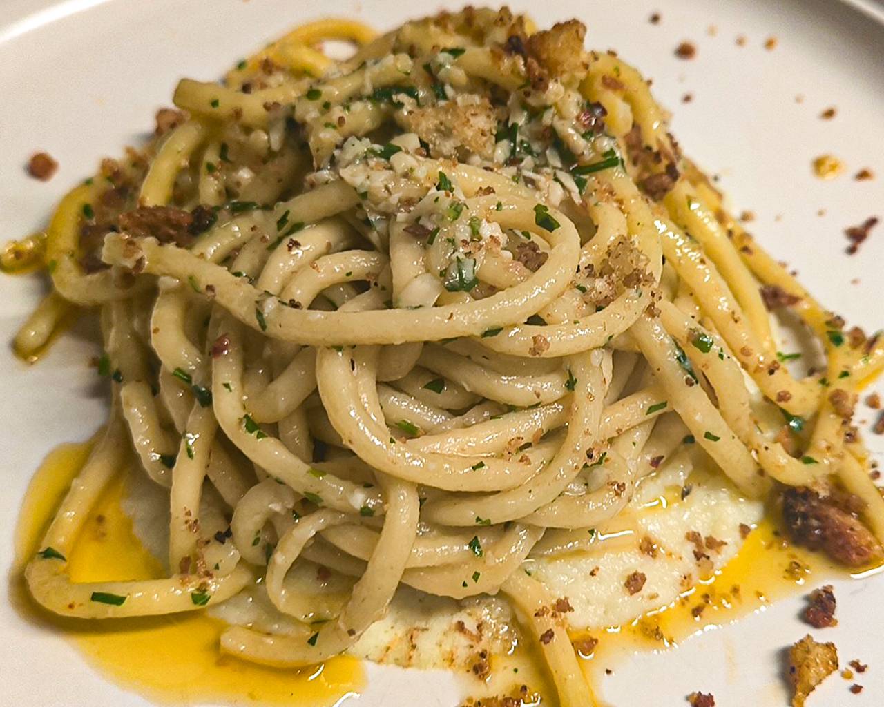 Pici della Casa: Aglio Olio Peperoncino Alici e Briciole su Crema di Cavolfiore